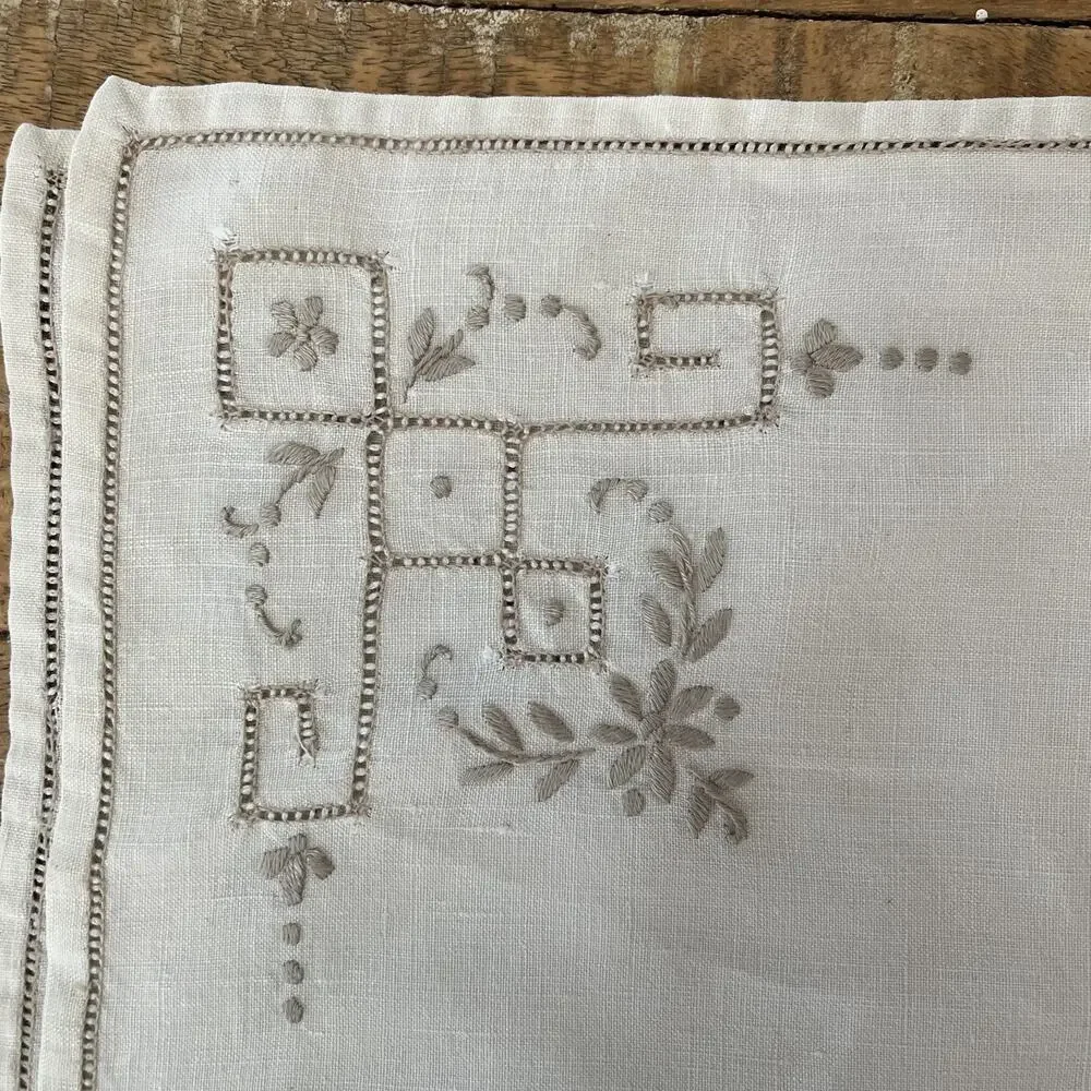 Vintage 2 Placemats 2 Napkins Set Floral Gray Embroidery Linen